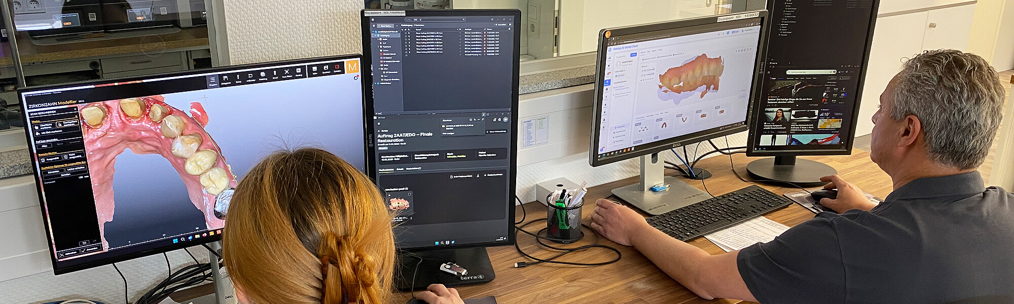 Zahntechniker arbeiten an digitalen Zahnscans und CAD/CAM-Konstruktionen am Bildschirm